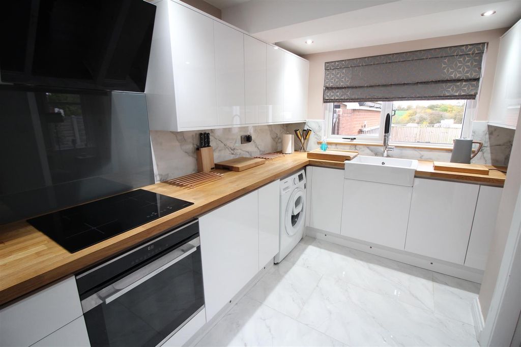 Property photo 3 of 28 Kitchen