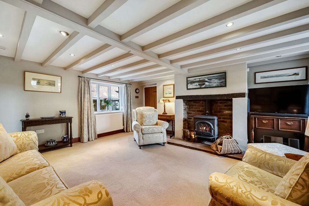 Property photo 3 of 31 Living Room