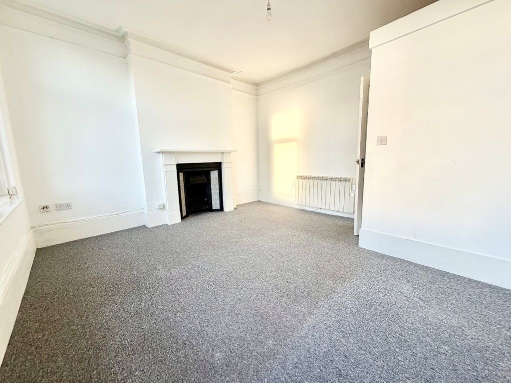 Property photo 3 of 8 Picture No. 12