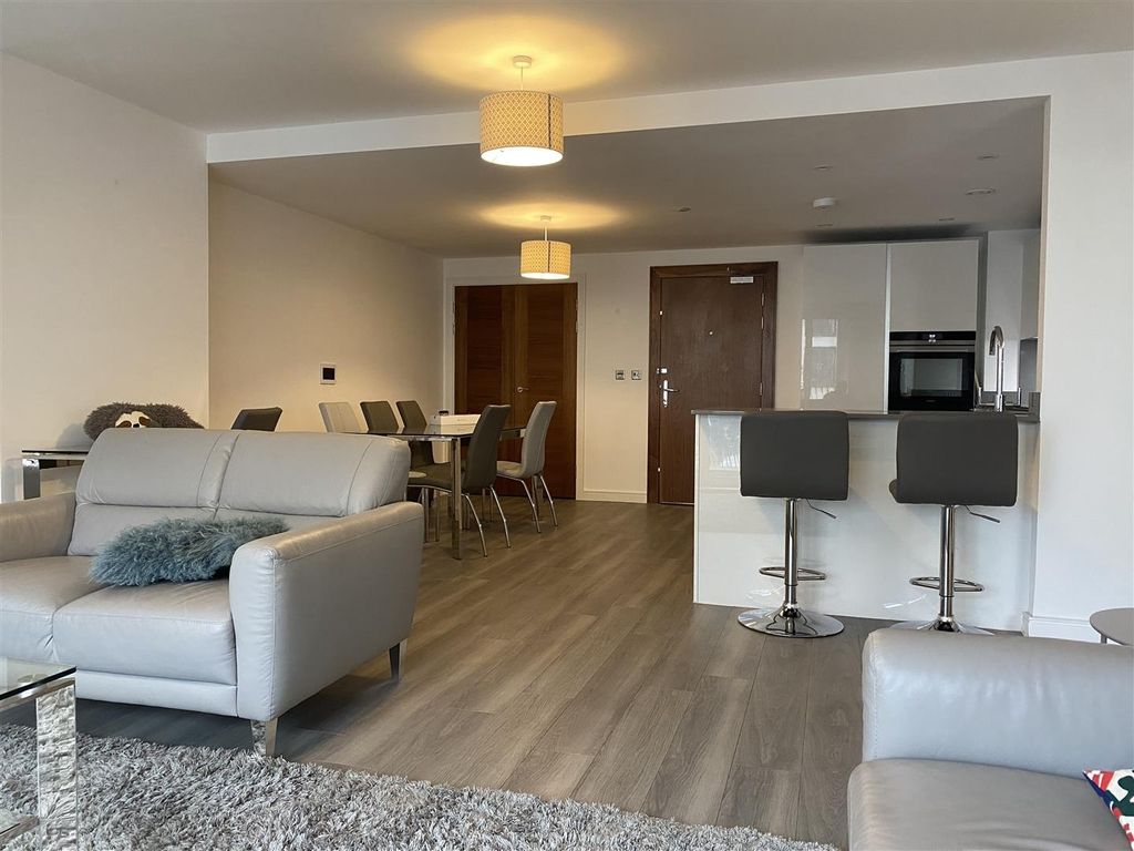 Property photo 1 of 14 Bright Open-Plan Living With Modern Kitchen Bar...