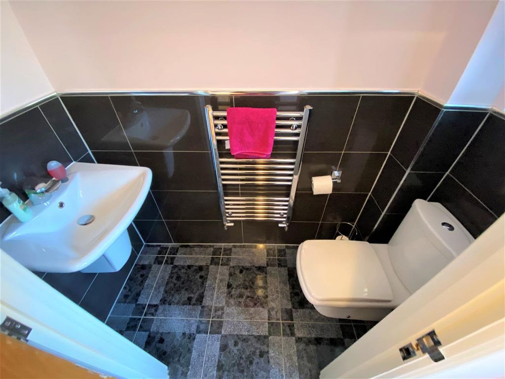 Property photo 3 of 11 Guest W/C