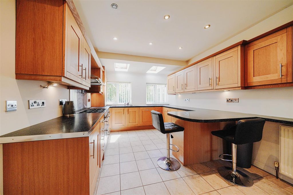 Property photo 2 of 27 Breakfast Kitchen