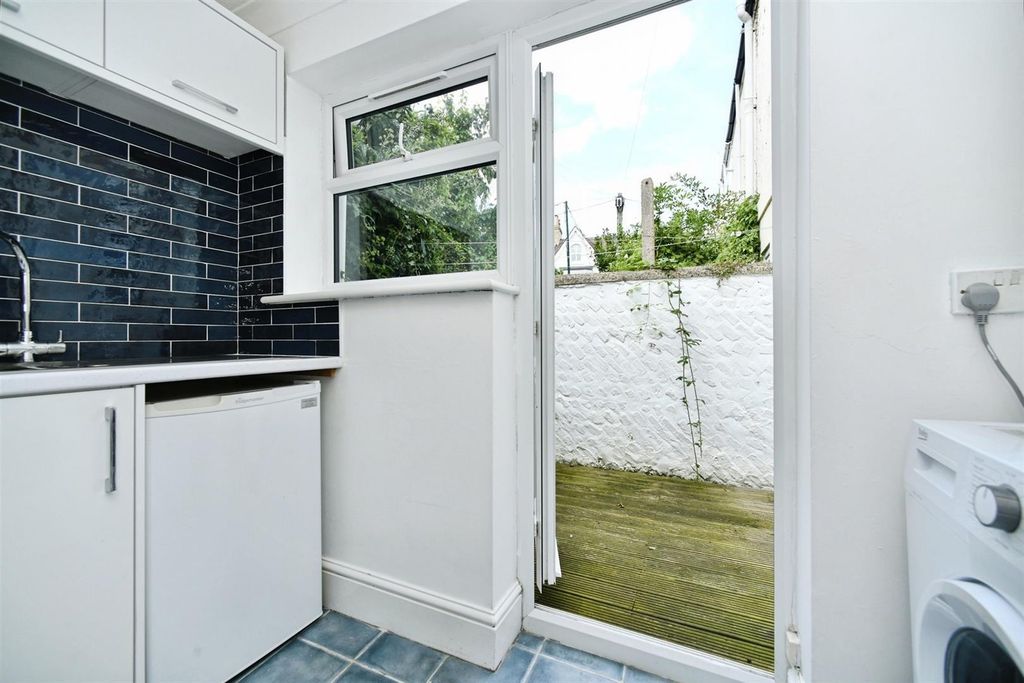 Property photo 3 of 9 Kitchen