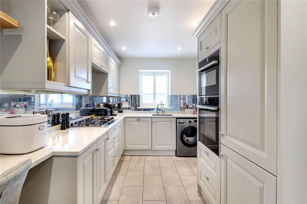 Property photo 3 of 19 Kitchen