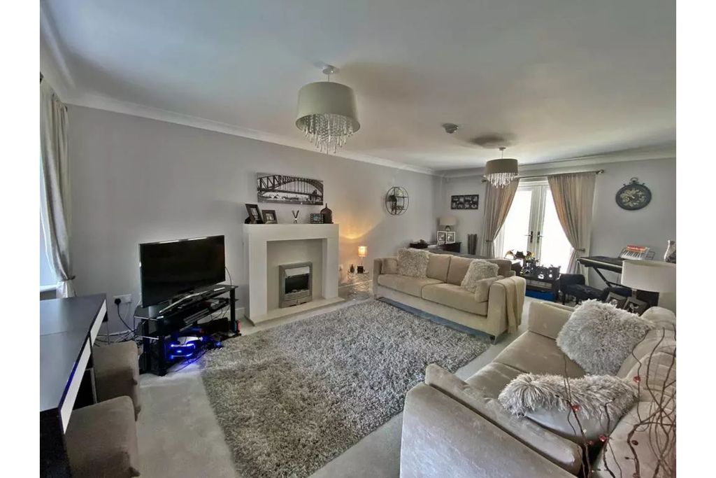 Property photo 3 of 31 Living Room