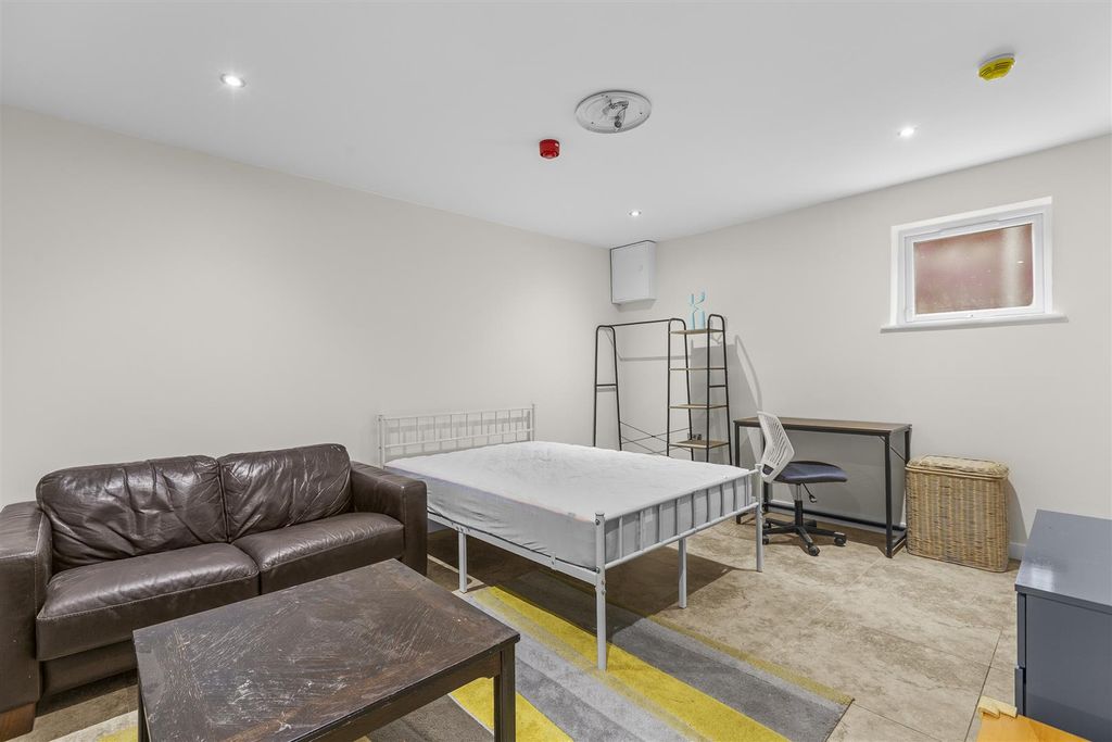 Property photo 3 of 7 Room 5