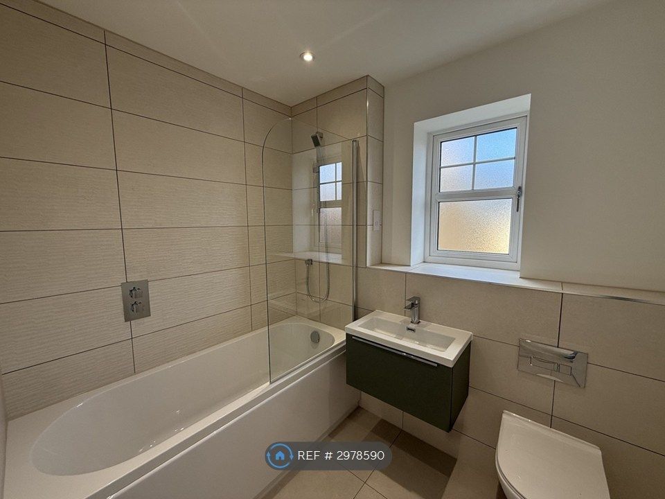 Property photo 2 of 4 Family Bathroom