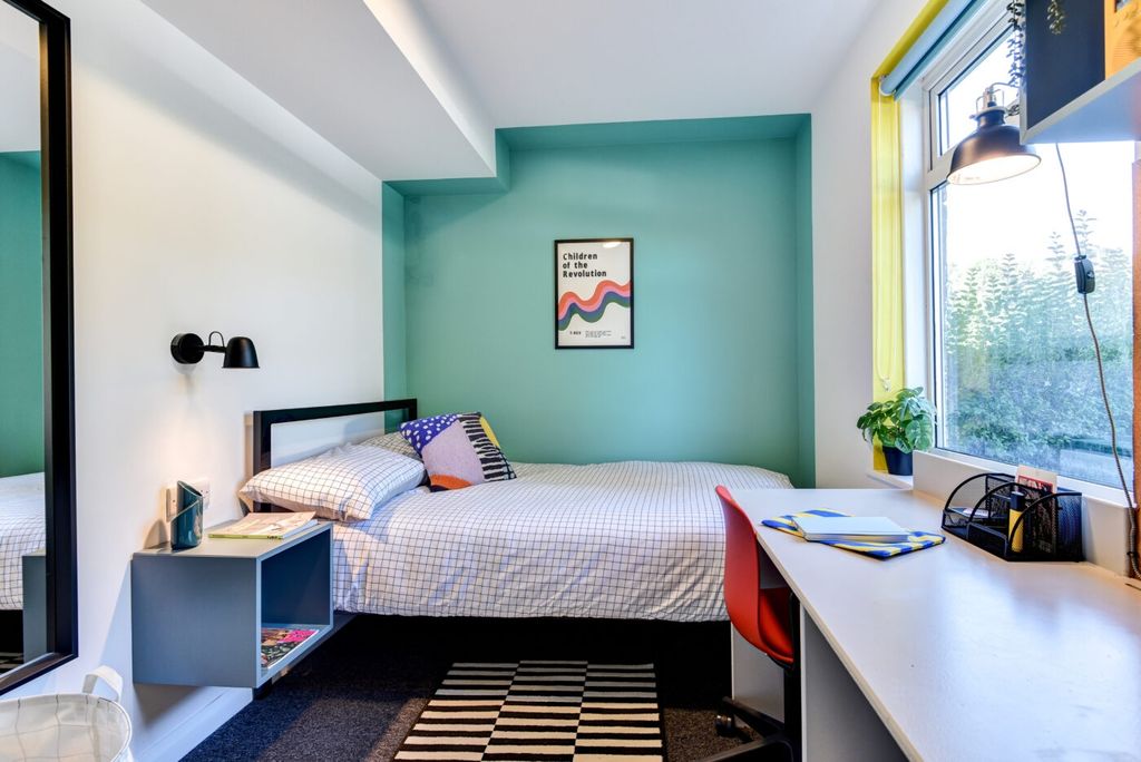 Property photo 3 of 5 Bright And Cozy Bedroom Featuring A Double Bed, A ...