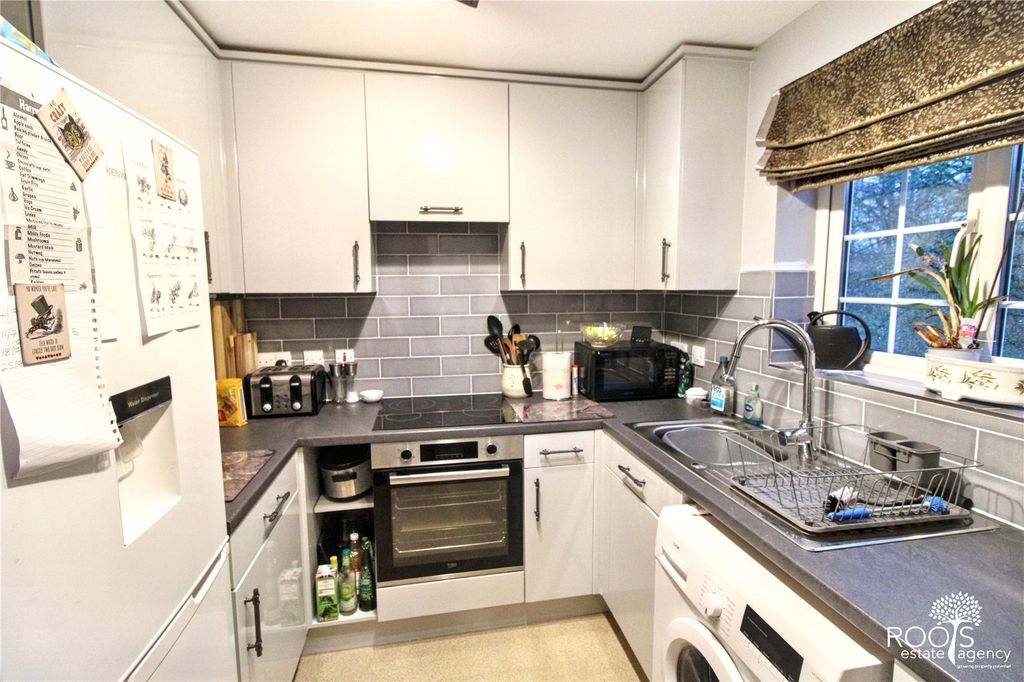 Property photo 2 of 7 Kitchen