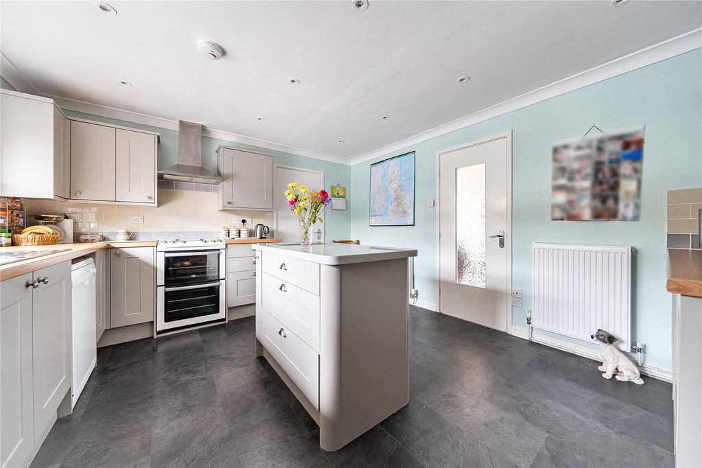 Property photo 2 of 18 Picture No. 12