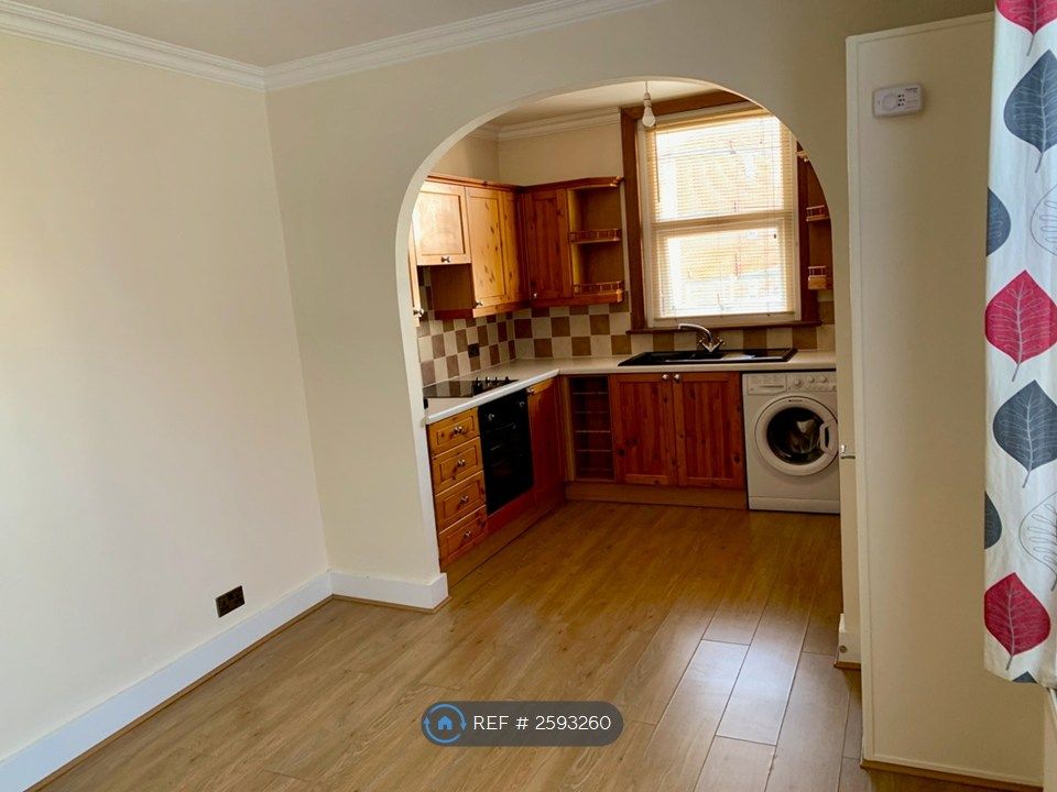 Property photo 2 of 11 Living Room/Kitchen