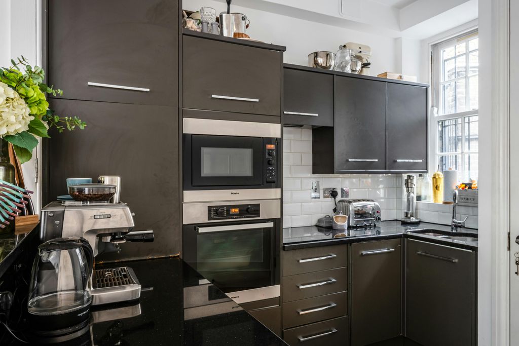 Property photo 2 of 17 Hanbury St 4A - 6.Jpg