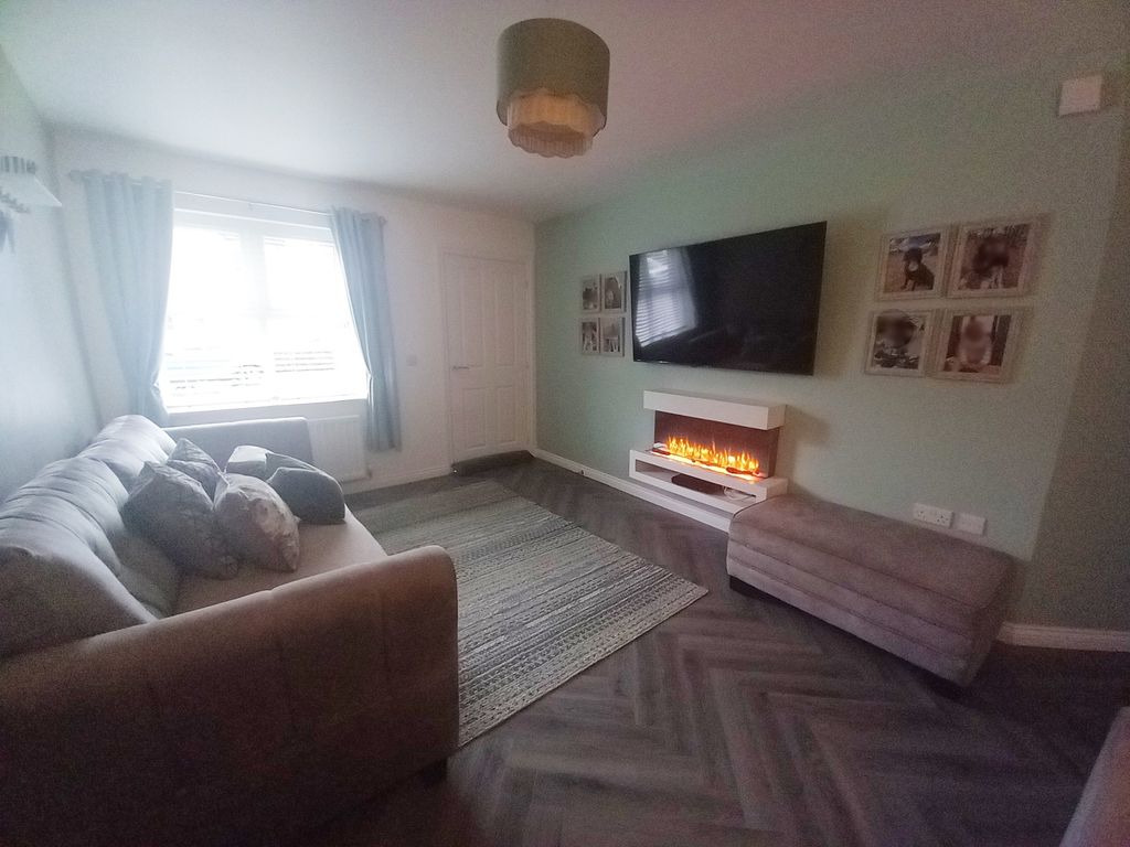 Property photo 3 of 19 Lounge