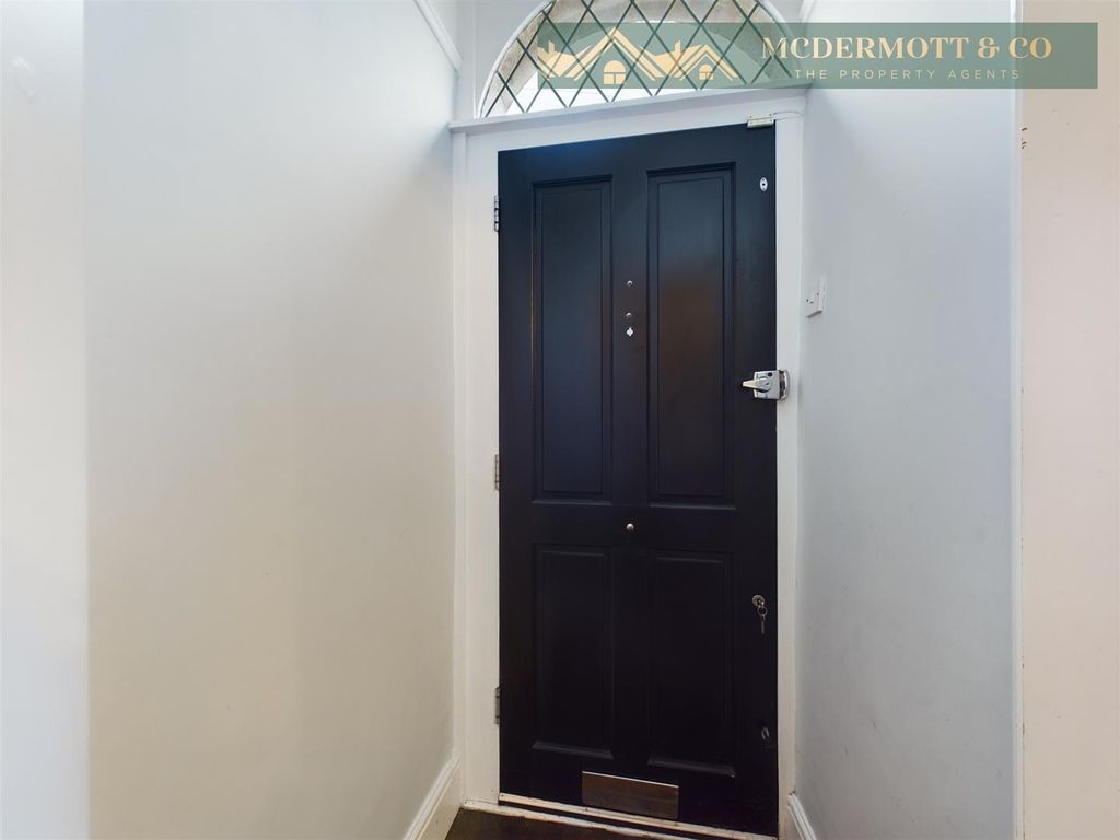 Property photo 3 of 25 Entrance Vestibule