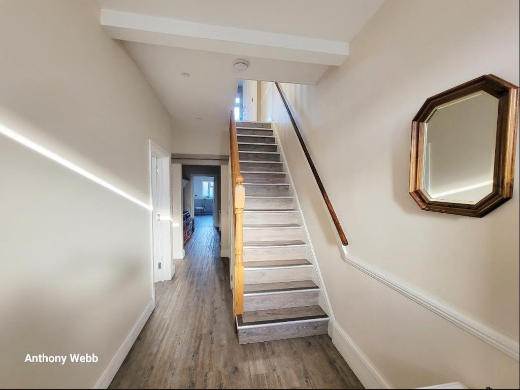 Property photo 3 of 11 Hallway