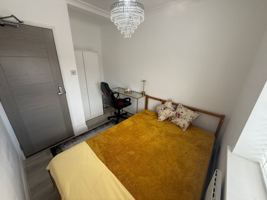 Property photo 2 of 14 Room 4- £650 Available From 01/05/2026