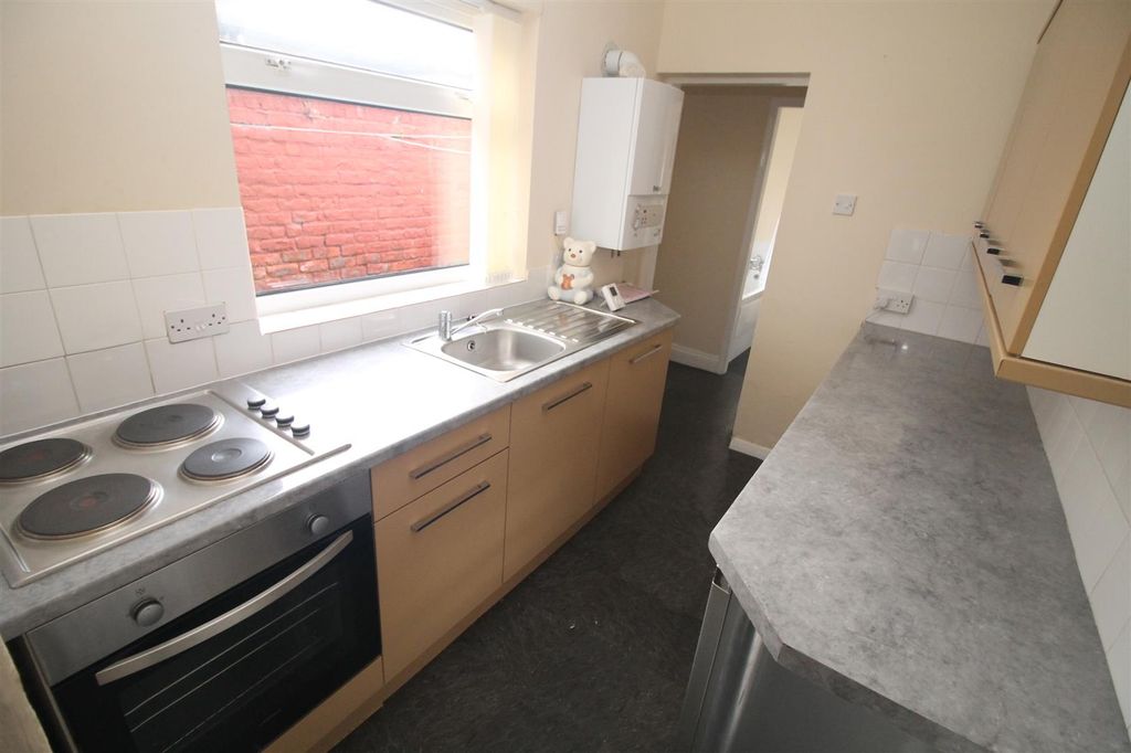 Property photo 3 of 7 Kitchen