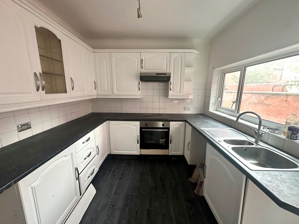 Property photo 3 of 8 Kitchen