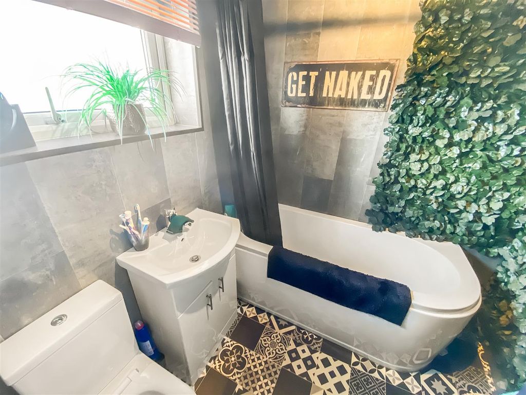 Property photo 3 of 14 Bathroom.Jpg