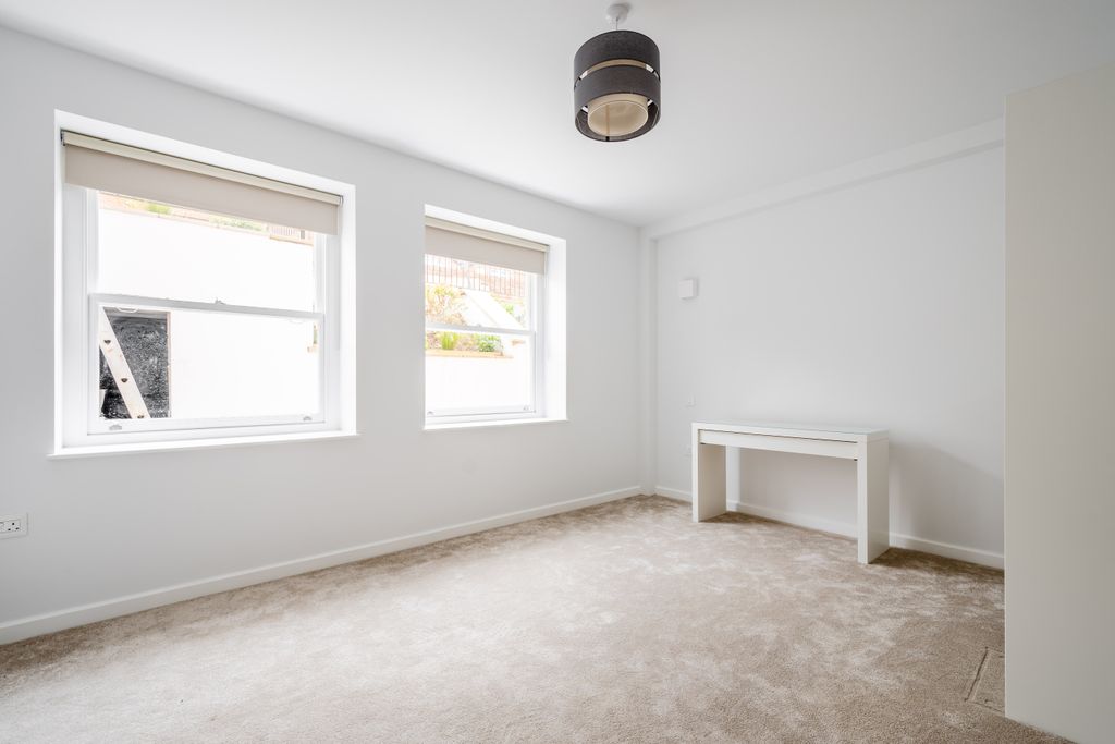 Property photo 1 of 6 Compayne Gardens 82 Flat 1 - Bed 1 (1)