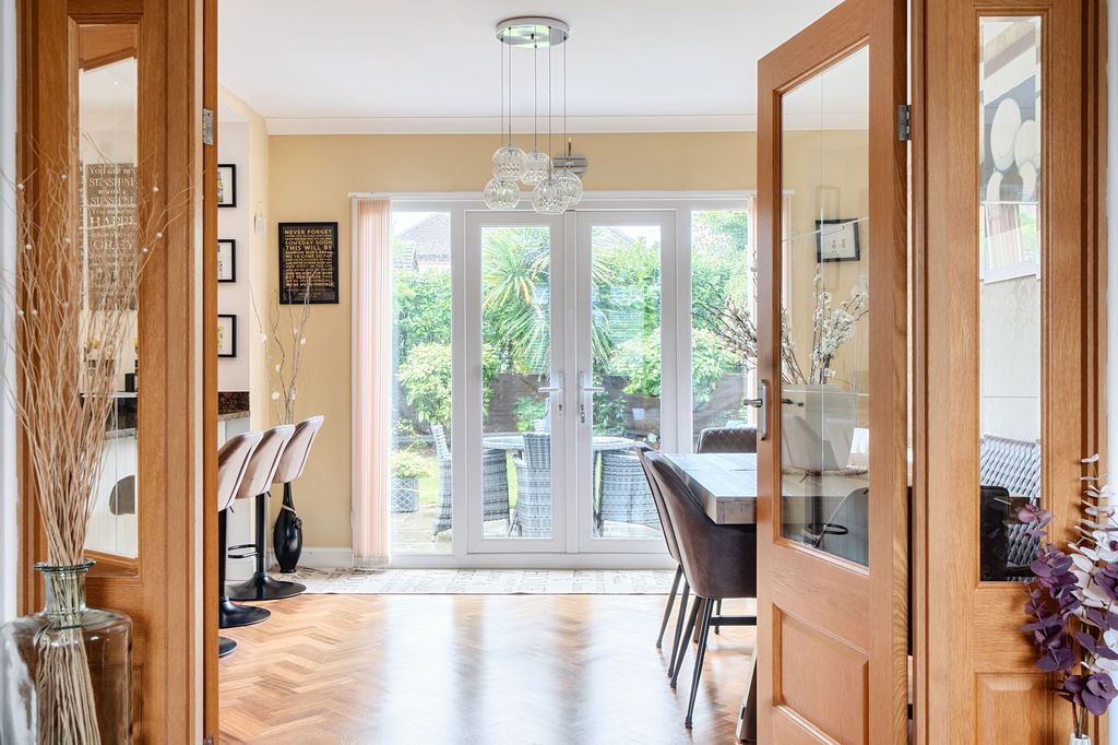 Property photo 3 of 18 Kitchen/ Dining Room