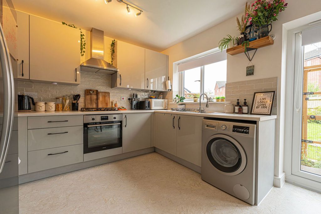 Property photo 2 of 33