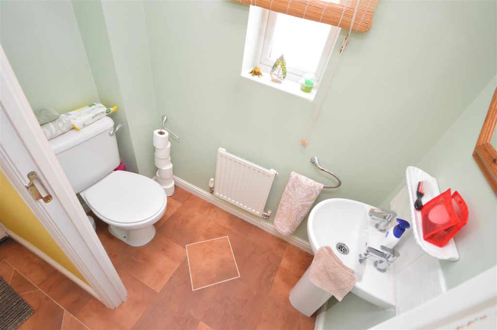 Property photo 3 of 17 Cloakroom