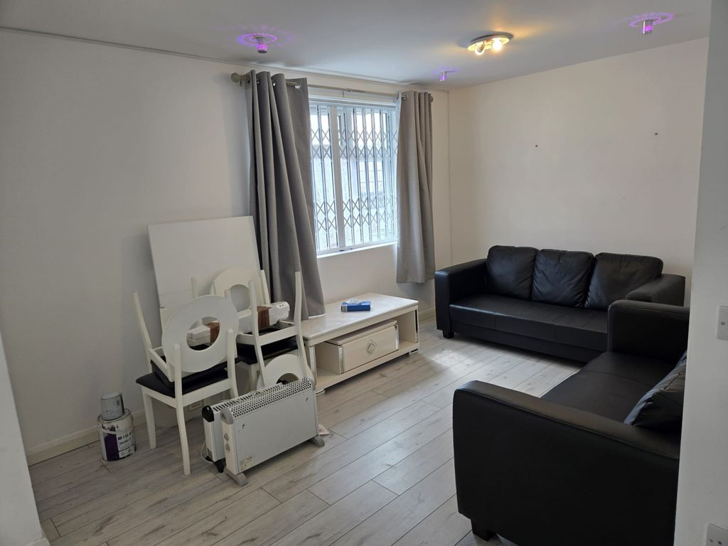 Property photo 1 of 6 Modern 1 Bedroom Flat With Patio Garden In N12– £1,400 Pcm