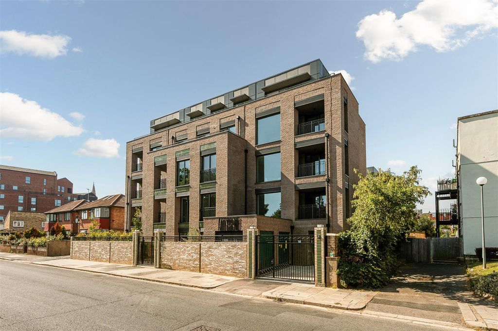 Property photo 2 of 15 94 East Acton Lane Communal-3.Jpg