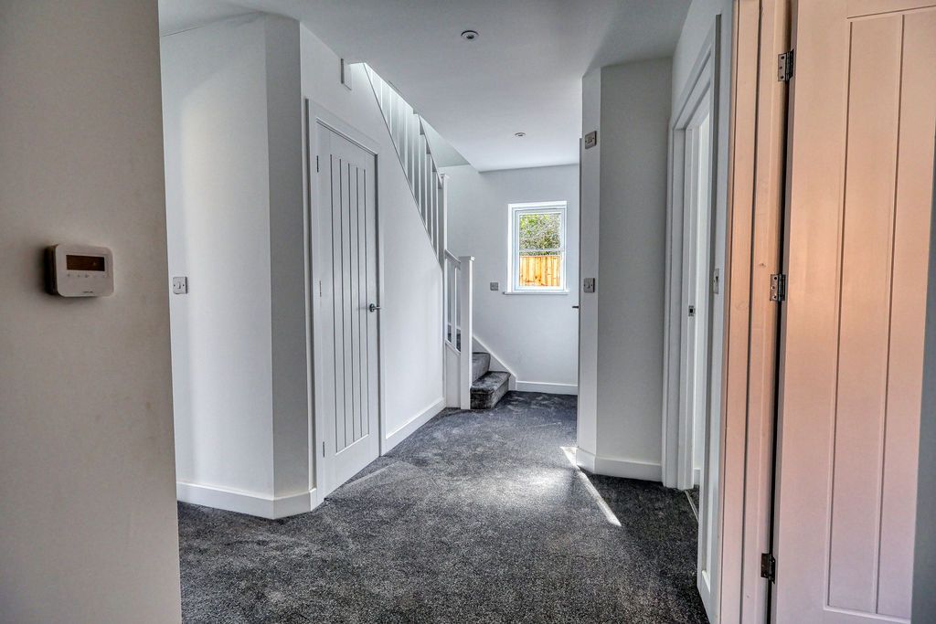 Property photo 3 of 16 Entrance Hall