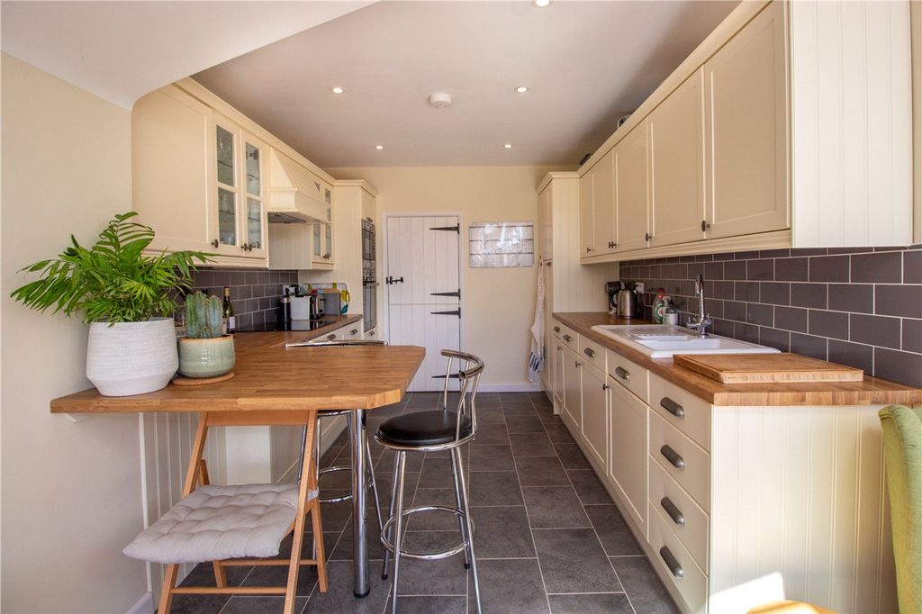 Property photo 3 of 31 Kitchen