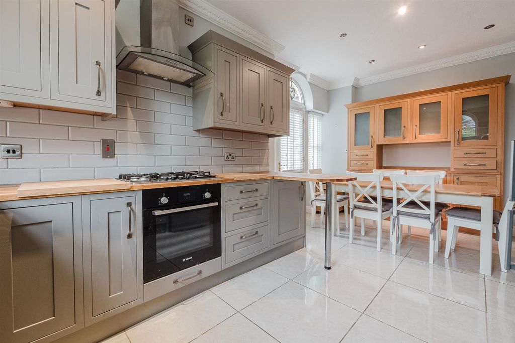 Property photo 3 of 34 Dining Kitchen