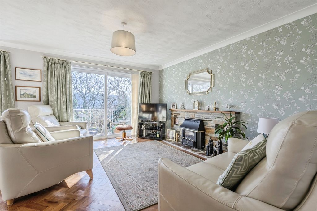 Property photo 2 of 32 Lounge/Diner