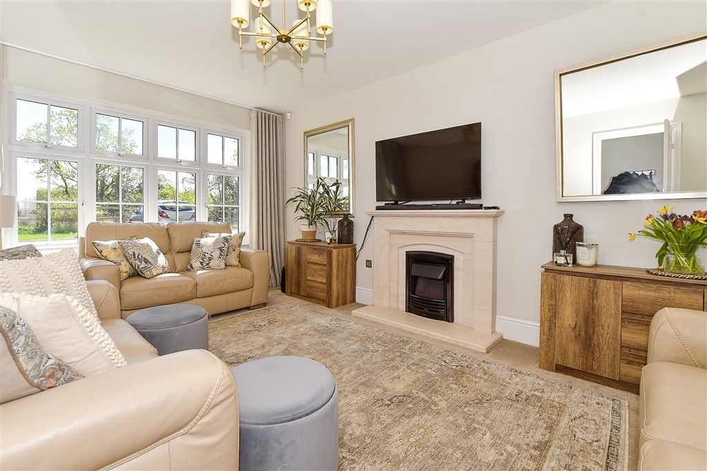 Property photo 3 of 11 Lounge