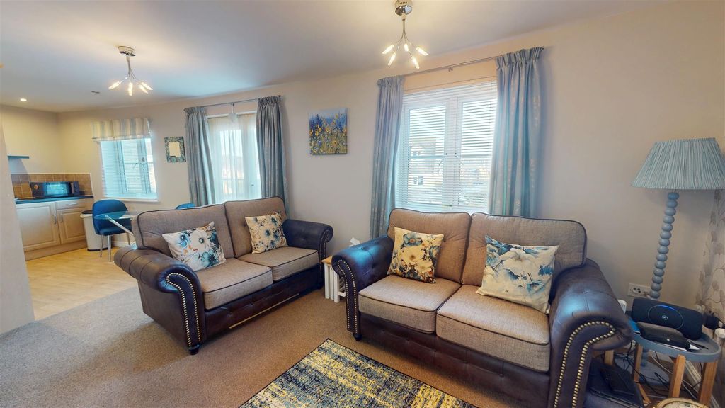 Property photo 2 of 10 Lounge/Kitchen