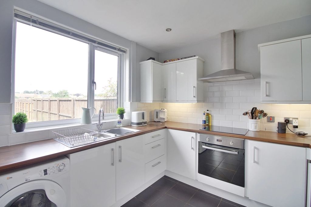 Property photo 3 of 10 Kitchen 1
