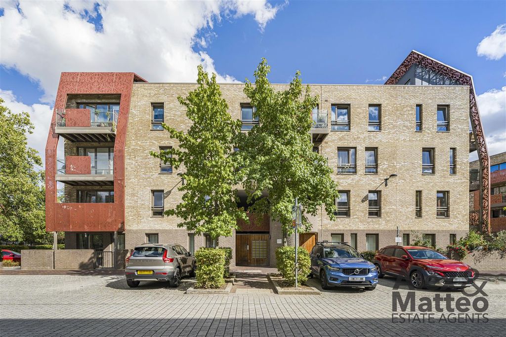 Property photo 1 of 26 Bluebell House