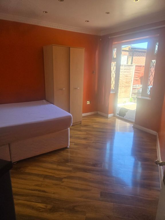 Property photo 1 of 8 Studio To Rent North Avenue, Hayes Ub3