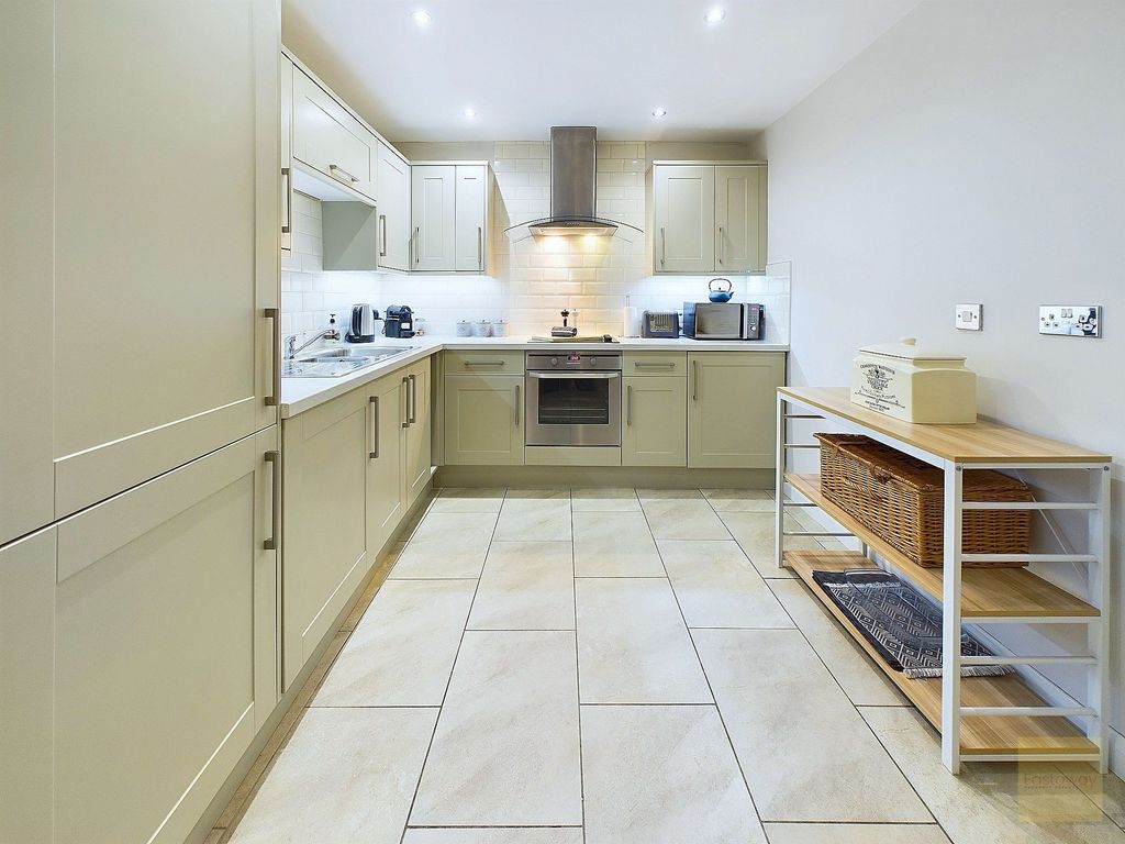 Property photo 2 of 14 Kitchen