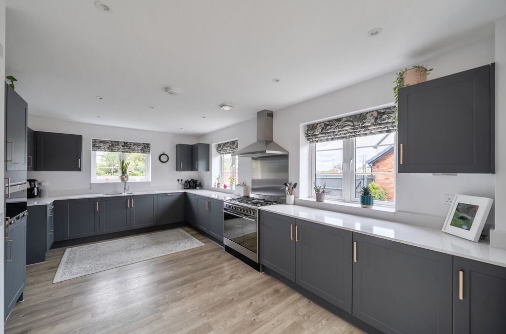 Property photo 2 of 29 15211105