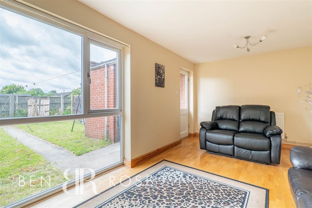 Property photo 2 of 19 Lounge