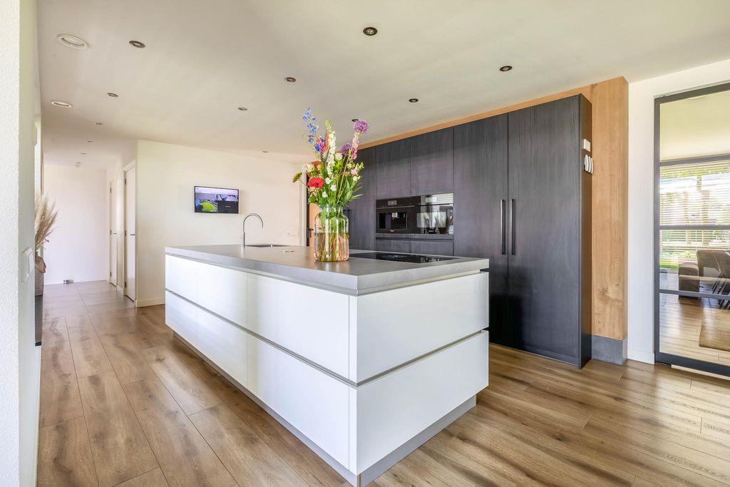 Property photo 2 of 110