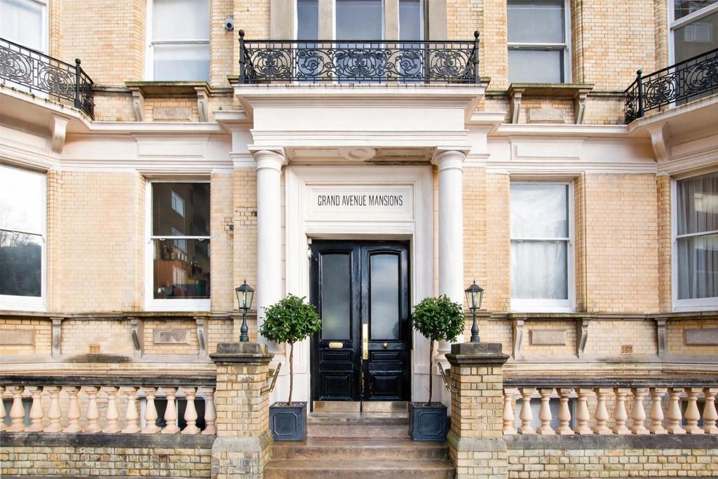 Property photo 1 of 17 Grand Avenue Mansions Entrance Details.Png