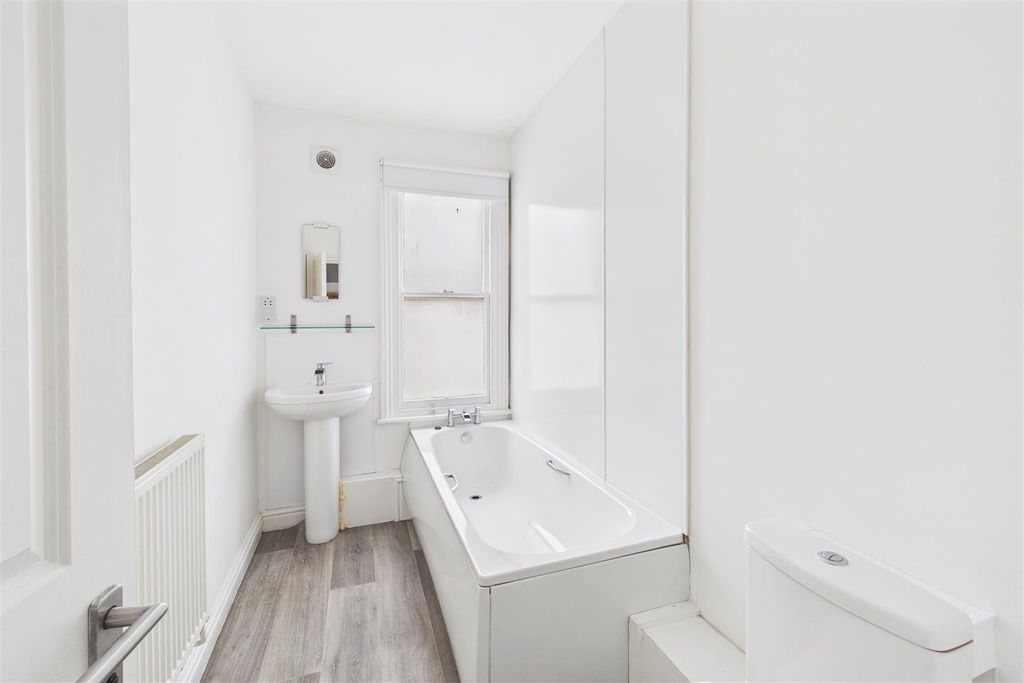 Property photo 3 of 7 Bathroom