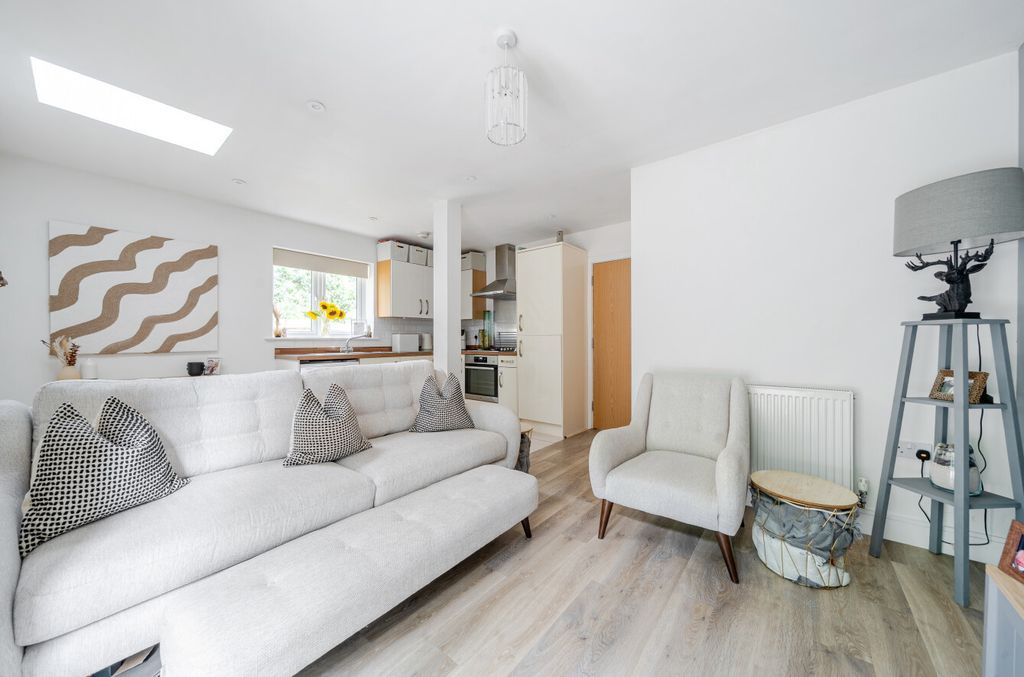 Property photo 1 of 10 1328957-3-6880E0d...