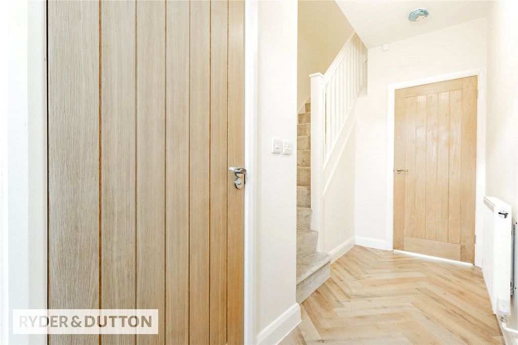 Property photo 2 of 16 Hallway