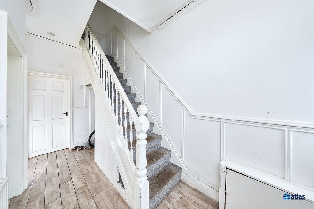 Property photo 2 of 12 Hallway