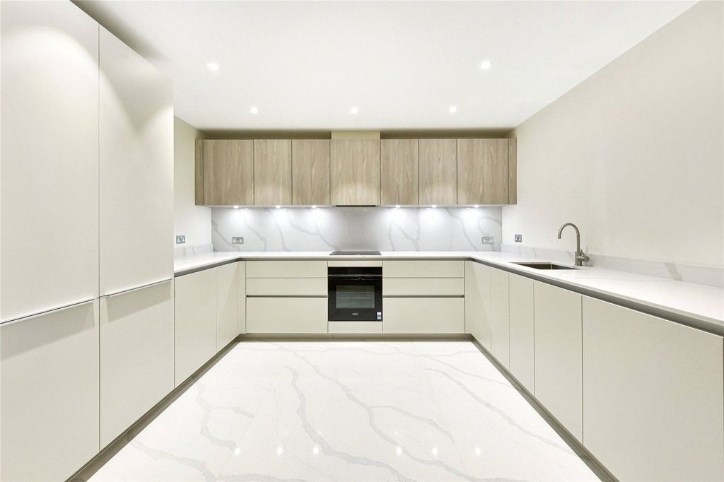 Property photo 3 of 10 Kitchen