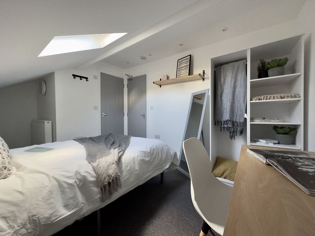 Property photo 1 of 14 A Spacious And Inviting Large Double Bedroom With ...