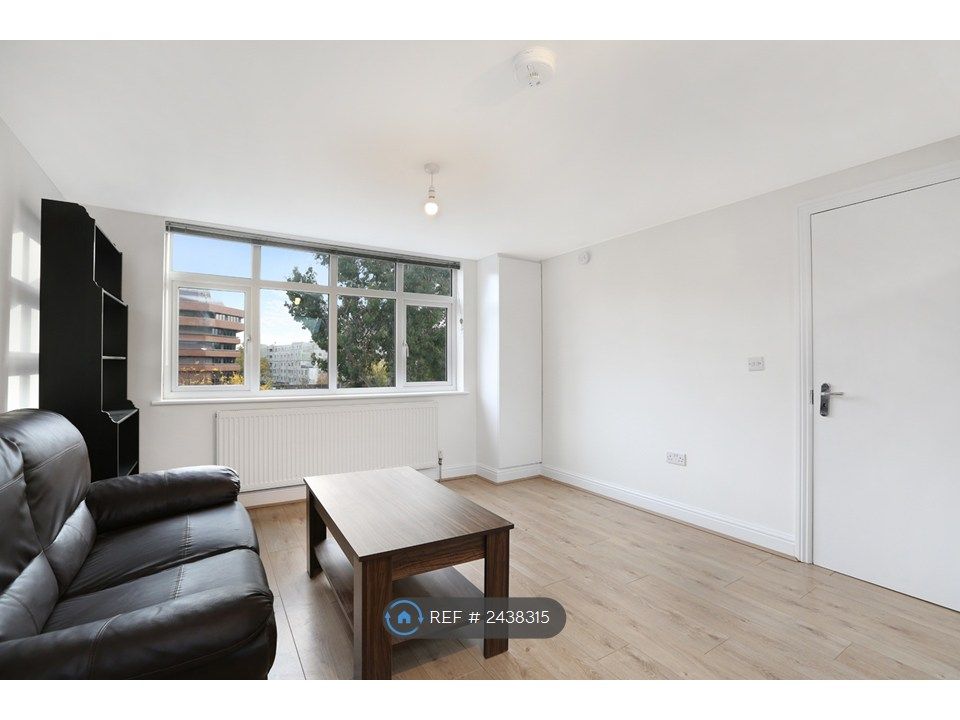 Property photo 3 of 9 Living Room / Kitchen